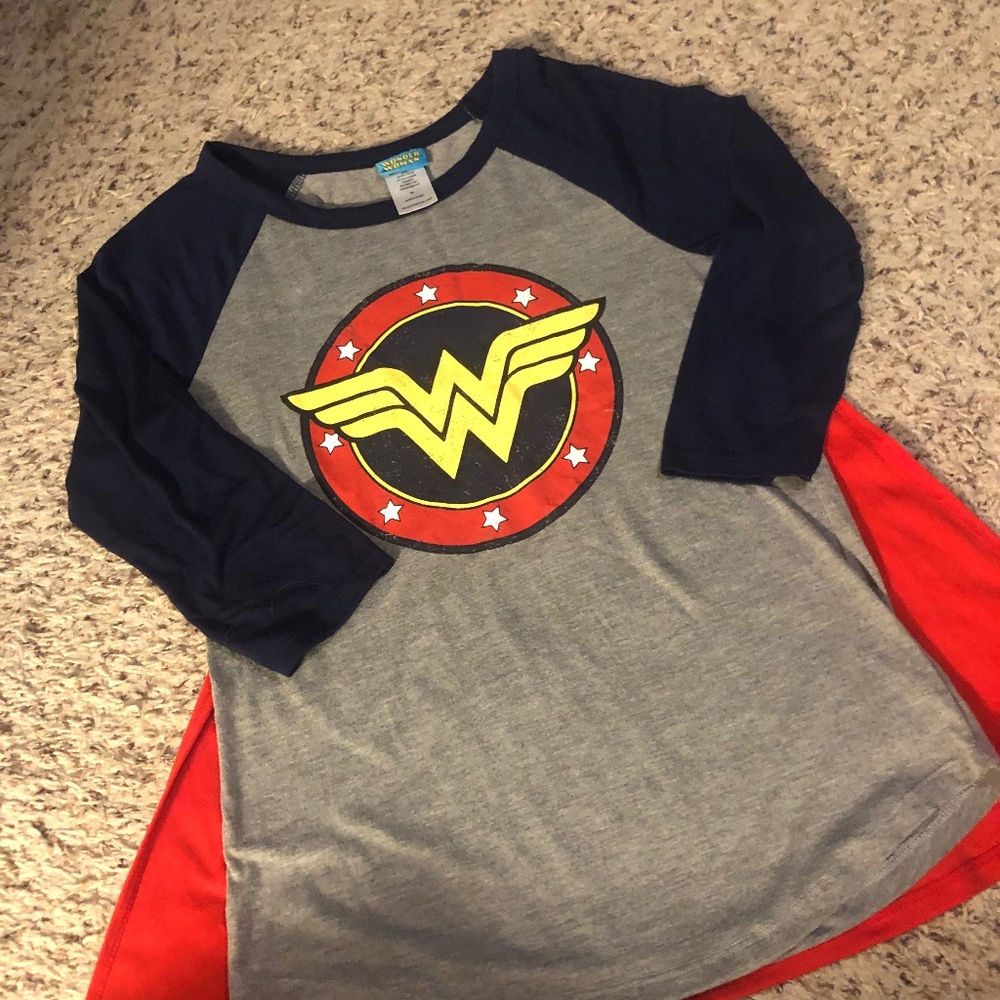 Wonder Woman 3/4 tee with cape, size medium